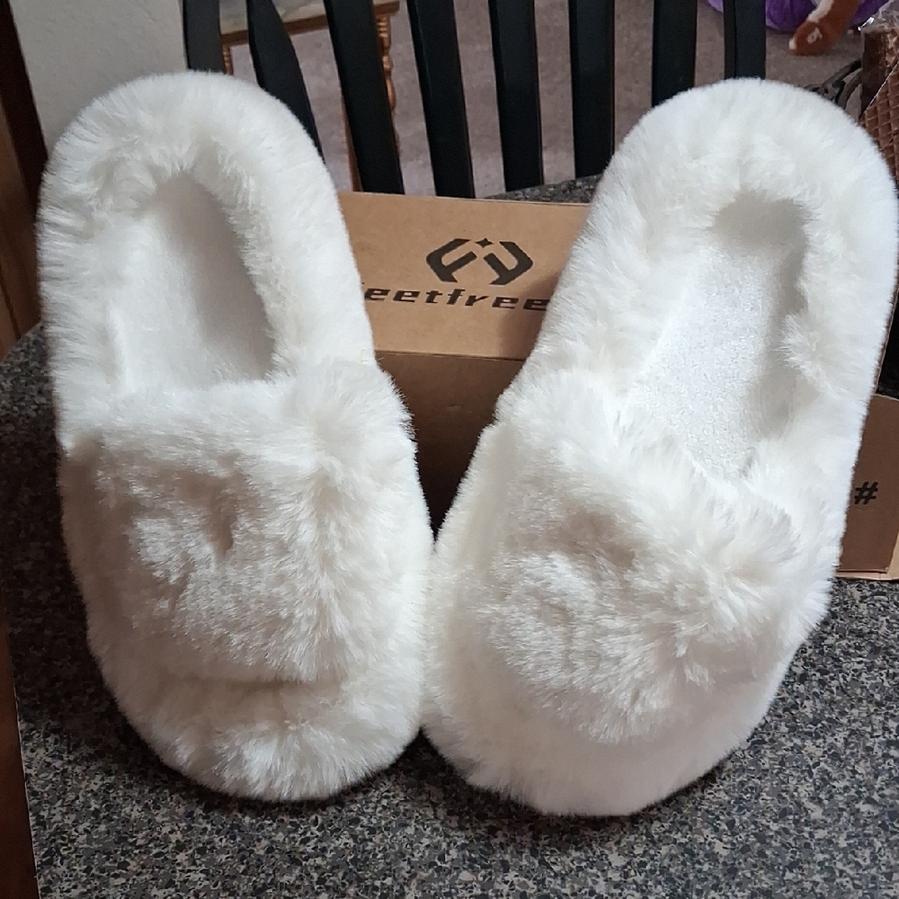 Cozy White Furry Slippers Sz 7-8
